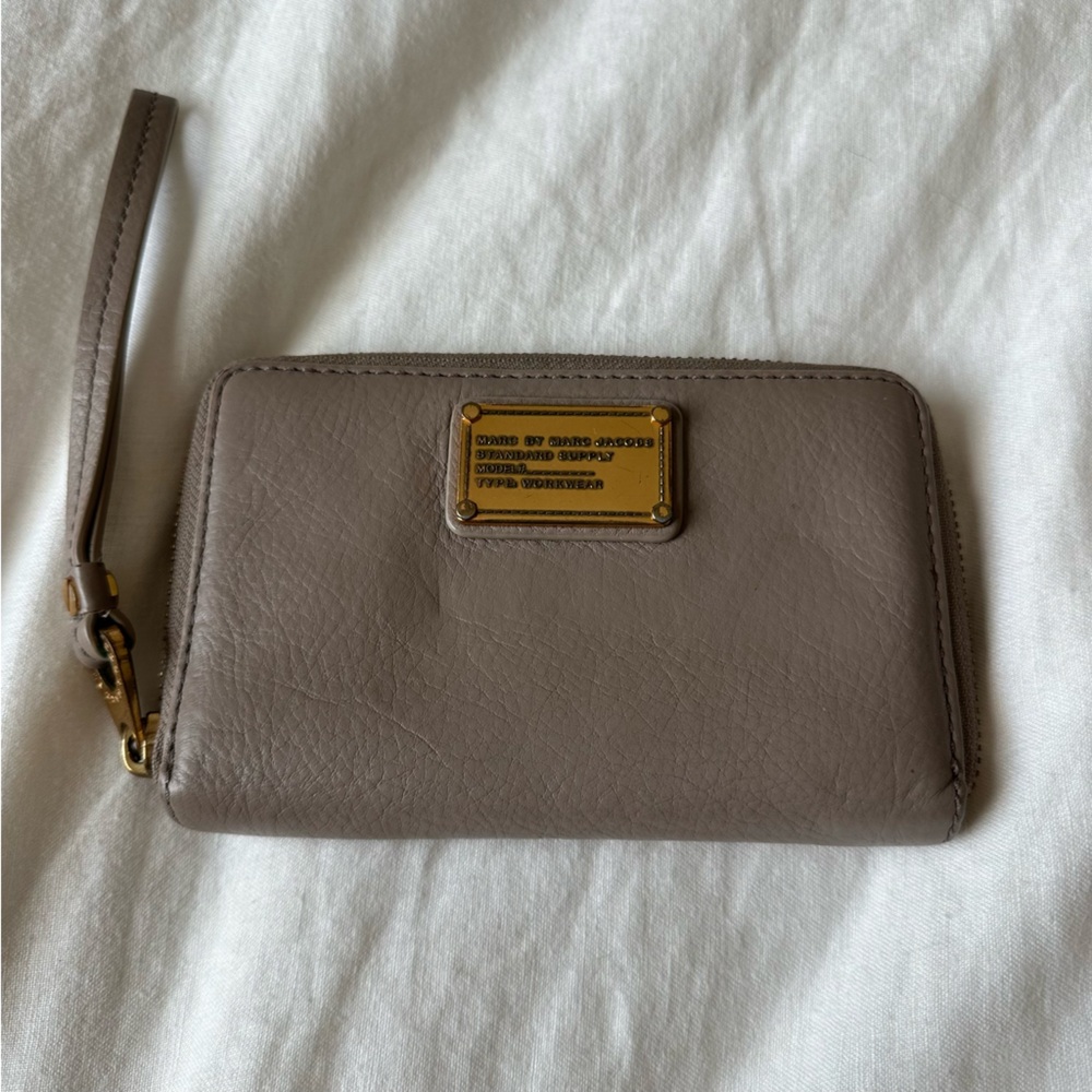 Marc by Marc Jacobs Taupe Leather Wingman Wallet Wristlet Mushroom